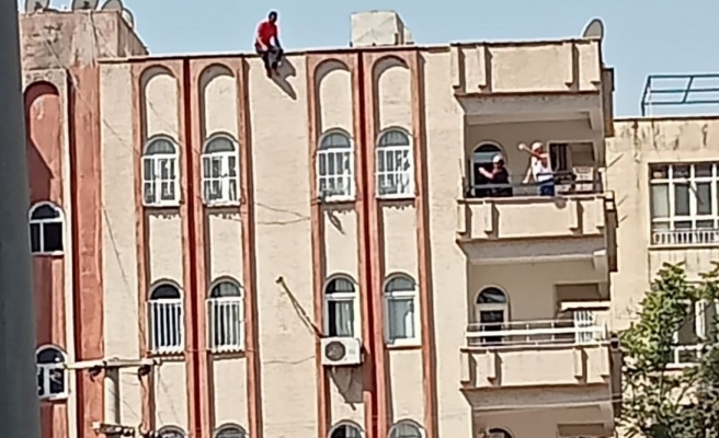 Apartmanın damına çıkıp hayatına son vermek istedi