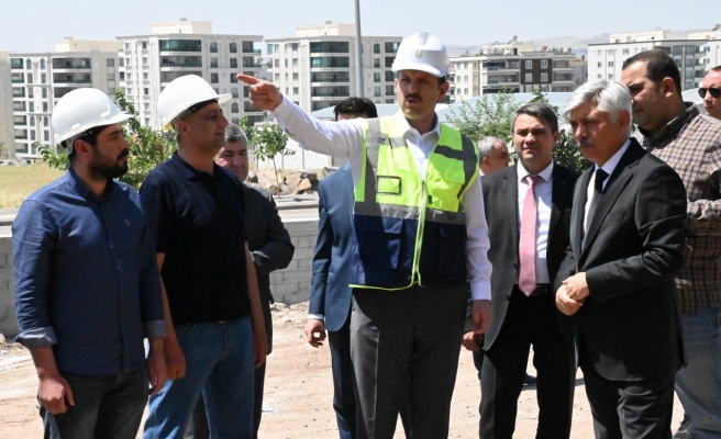 Vali Ayhan kentte inşaatı süren okulları inceledi