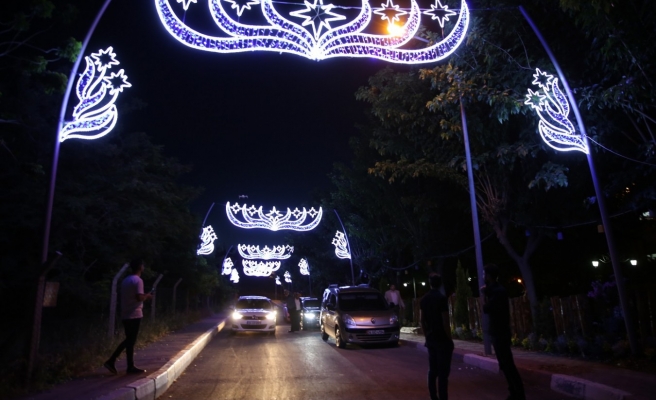 Batıkent TOKİ Mahallesinde dekoratif aydınlatmalar yandı