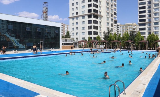 Karaköprü’de yüzme havuzu hizmete girdi