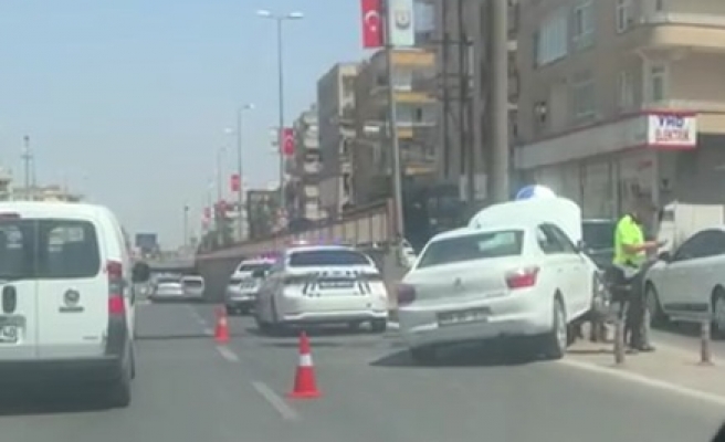 Şanlıurfa'da araç refüje çıktı!