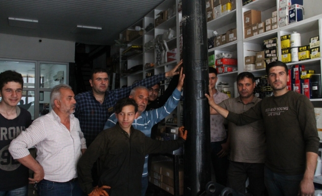 Dükkanın içinde bulunan elektrik direği görenleri şaşırtıyor!