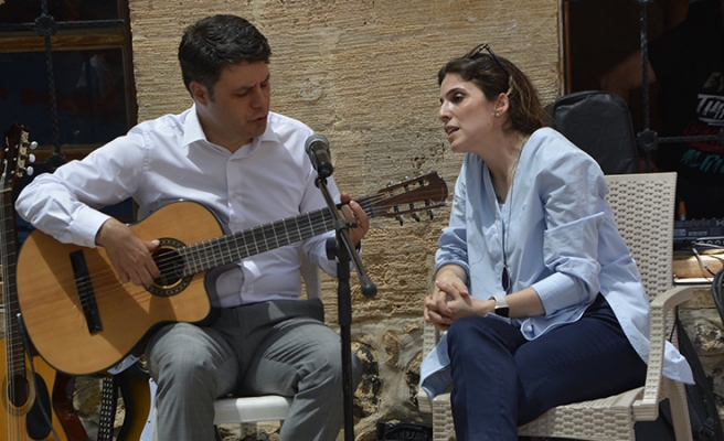 Gitar çalıp eşiyle düet yaptı