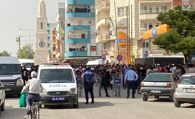 Akçakale’de polis ve jandarma sokağa indi