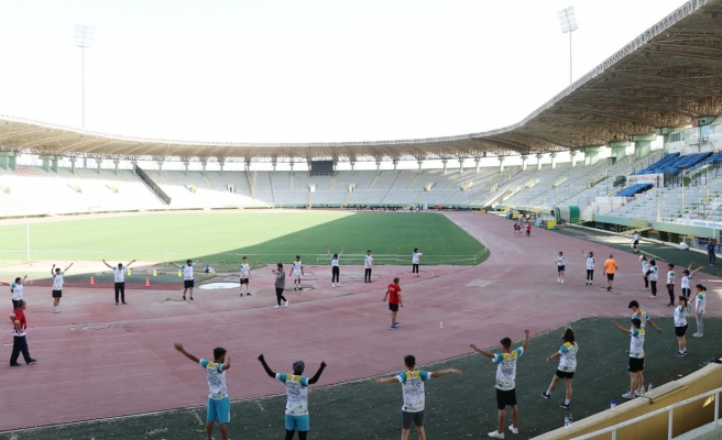 Uzman eğitmenler eşliğinde parkurlara hazırlanıyorlar