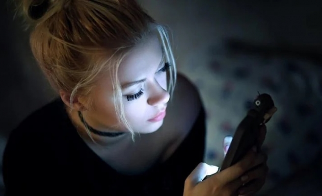 Telefon ekranlarına uzun süre bakanlara uyarı!