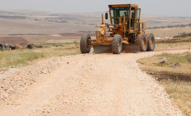 Haliliye’de kırsal üç mahallede yol yapım çalışması başladı