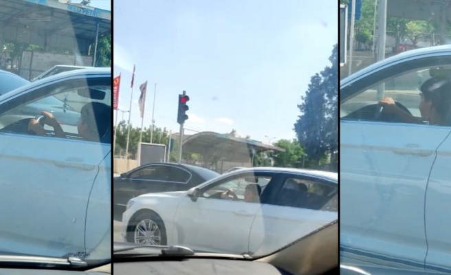 Küçük çocuk trafikte araba kullandı!