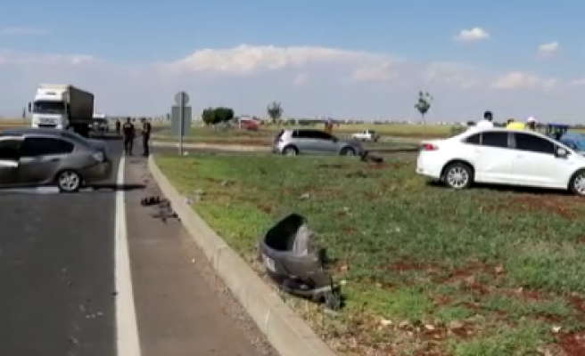 Hilvan’da yol ayrımında iki otomobil çarpıştı! 3 yaralı