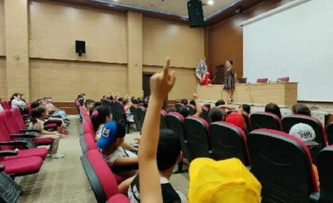 Etek giyen kadın avukat, din görevlisi tarafından uyarılınca salonu terk etti!