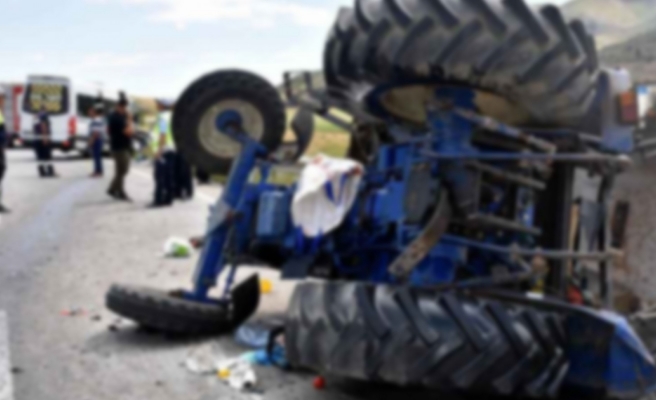 Devrilen traktörün römorku altında kaldı