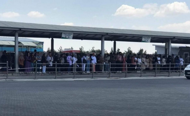 Urfa’da üniversite öğrencilerinin sıcak havada otobüs çilesi!