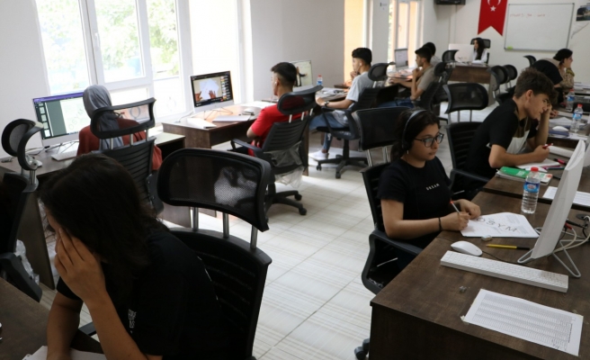Viranşehir'de sınavlara hazırlanan öğrencilere bilgisayarlı eğitim