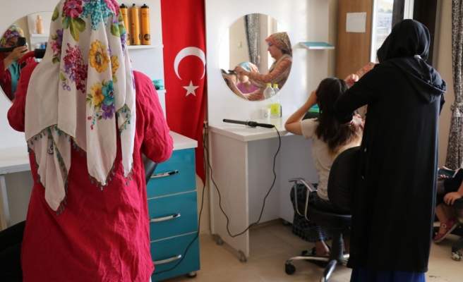 Kadınlara teorik ve uygulamalı eğitim veriliyor