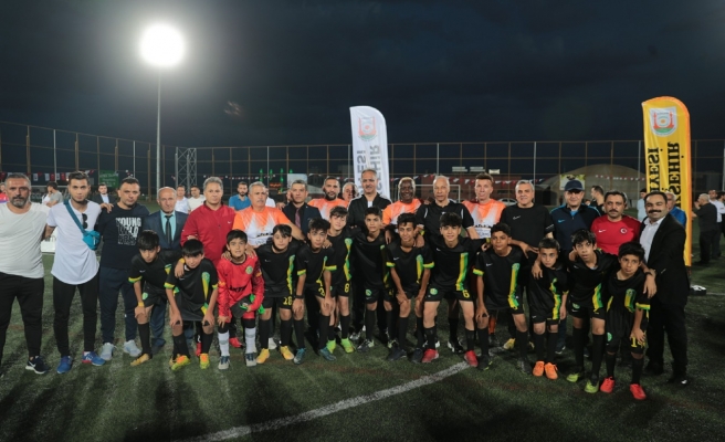 Eski milli futbolcular miniklerle maç yaptı