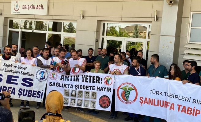 Sağlıkçılar darp edilen mesai arkadaşları için toplandı