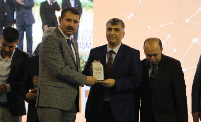 Şanlıurfa Valisi Ayhan’dan İl Sağlık Müdürü Gülüm’e plaket