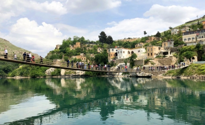 Halfeti’de asma köprüden suya düştü