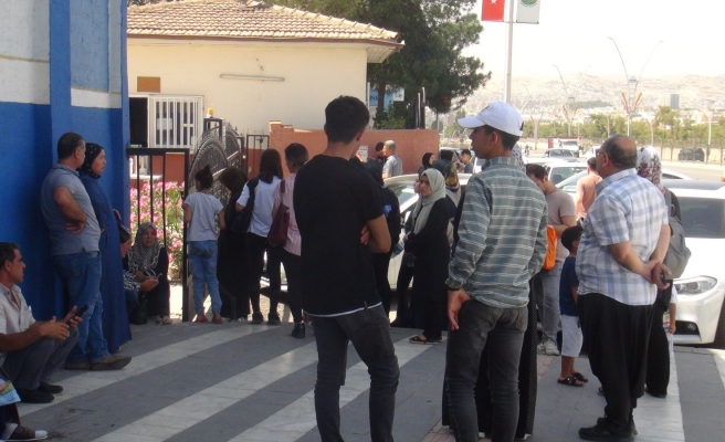 Yükseköğretim Kurumları Sınavı'nın ilk oturumu olan TYT başladı