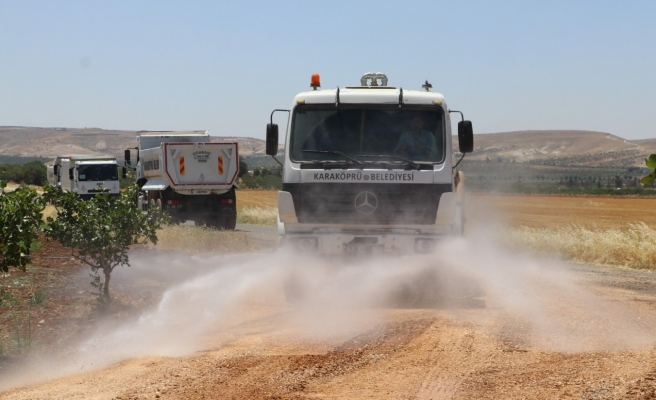 Karaköprü’de köy yolları tozdan arındırıldı