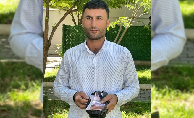 Poşet dolusu para buldu! Sahibine teslim etti