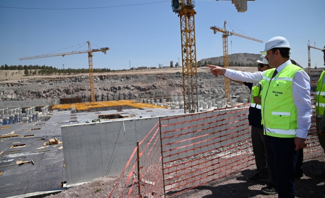 Vali Ayhan, sağlık yatırımlarını inceledi