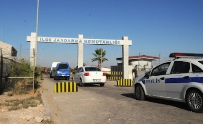 Akçakale’de asker beline koyarken silahın ateş almasıyla yaralandı