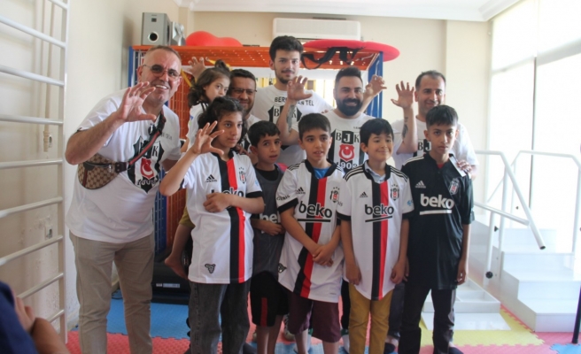 İstanbul’dan Urfa’ya gelip yüzlerce forma dağıttılar