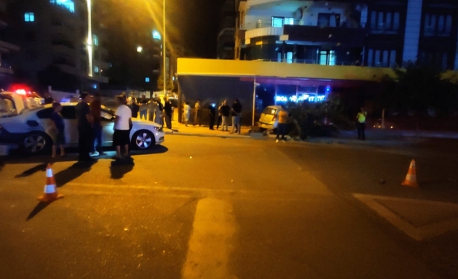 Urfa'da kaza! Araba markete çarptı