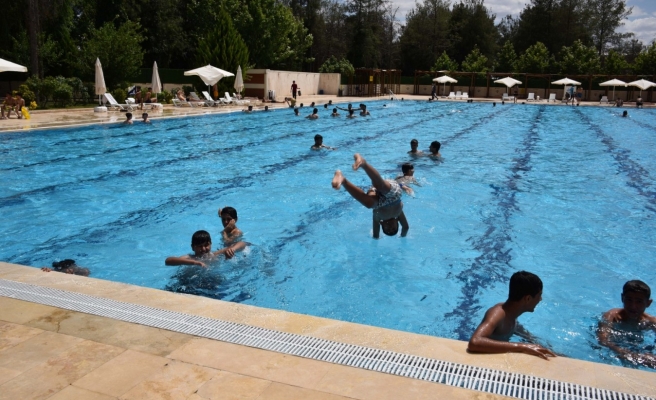 Siverek sıcağında olimpik havuzda serinliyorlar