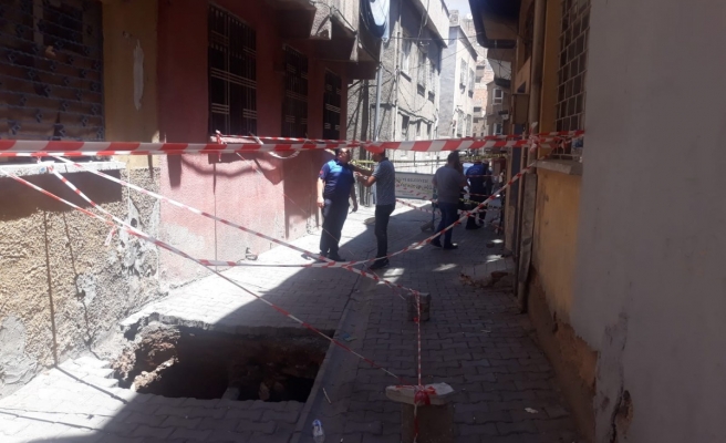 Haliliye'de sokakta oluşan çökme sonrası 14 ev tahliye ediliyor