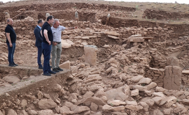 Vali Ayhan Karahantepe'de incelemelerde bulundu