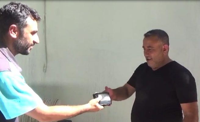 Temizlik işçisi bulduğu para dolu cüzdanı sahibine teslim etti!