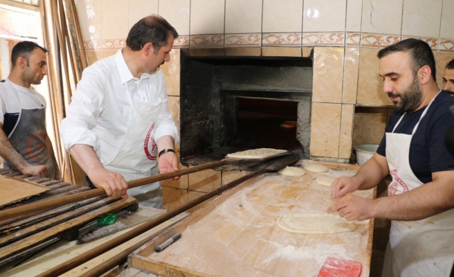 Vali Ayhan, ocağın başına geçip ekmek pişirdi