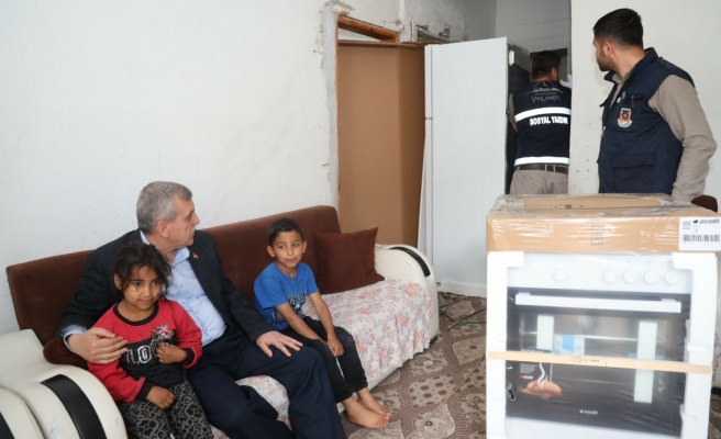 Başkan Beyazgül her hafta sonu muhtaç ailelerin kapılarını çalıyor