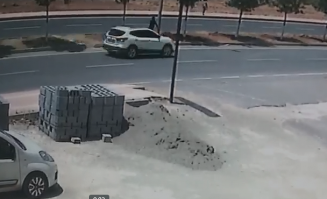 Seyir halindeki otomobile silahlı saldırı kamerada