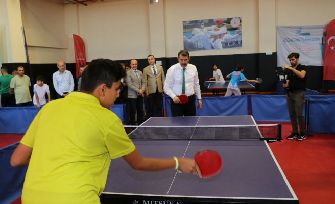 Vali Ayhan, gençleri spor yapmaya davet etti