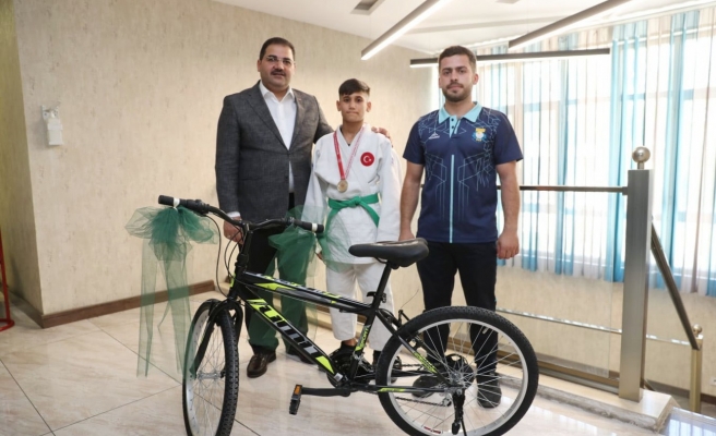 Başkan Canpolat'tan şampiyon sporcuya jest!