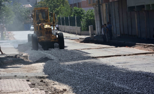 Siverek’te tahrip olan yollar sıcak asfaltla onarılıyor