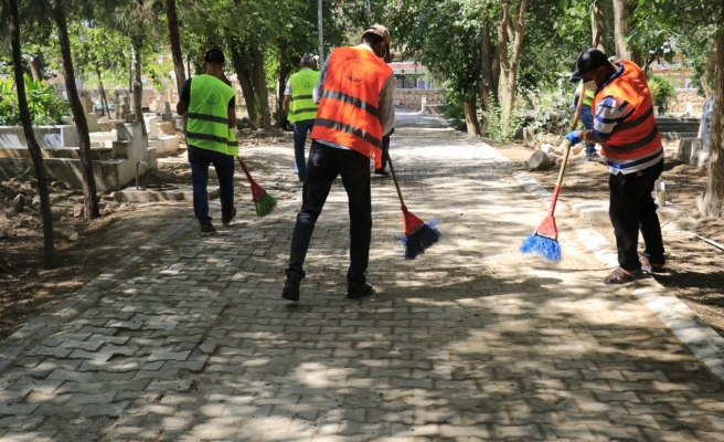 Akçakale’de Kurban Bayramı öncesi mezarlıklar temizlendi