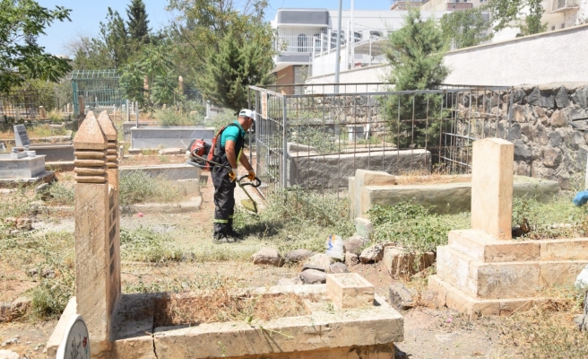 Viranşehir’de bayram öncesi mezarlıklar temizlendi