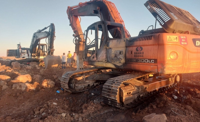 Karaköprü’de GES projesinde çalışan yapan iş makineleri kundaklandı