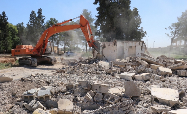 Akçakale’de metruk yapılar yıkılıyor