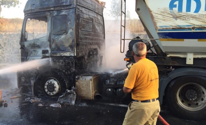 Urfa-Adıyaman yolunda hareketli anlar! Alev alev yandı