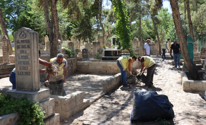Büyükşehir Belediyesi ekipleri mezarlıklarda temizlik çalışması yaptı