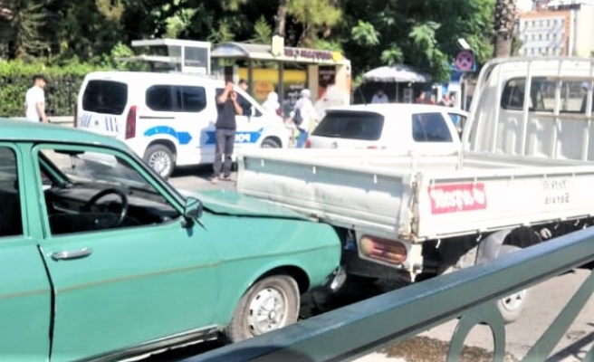 Atatürk Bulvarı’nda 4 araç birbirine girdi!