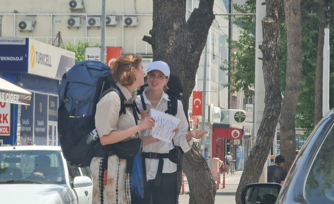 Urfa’da turistler otostopla tarihi yerleri geziyor