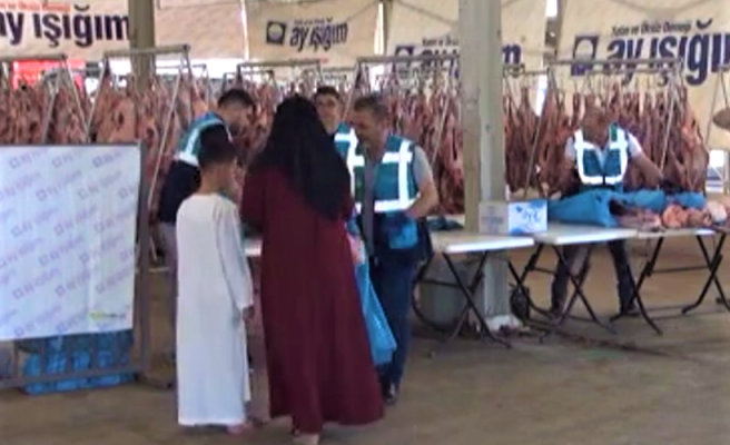 Ay Işığım Derneği Urfa’da ihtiyaç sahiplerine kurban eti dağıttı