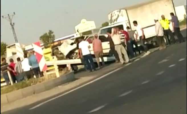 Urfa’da kavşakta iki araç çarpıştı!