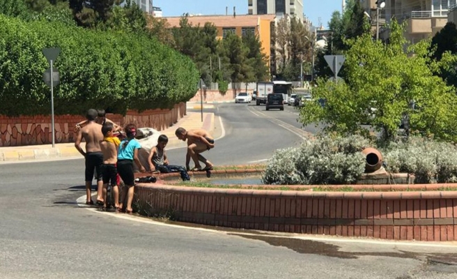 Şanlıurfa'da çocukların süs havuzunda tehlikeli serinliği!
